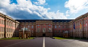 Das Foto zeigt den Innenhof des Potsdamer Stadtschlosses, in dem der Brandenburger Landtag tagt.